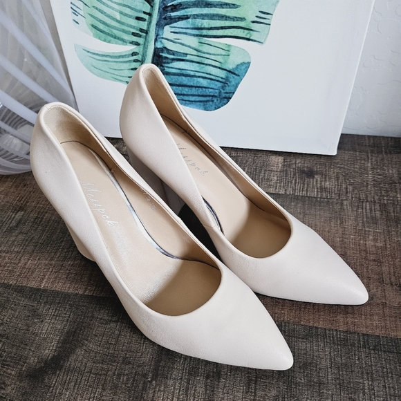 🆕️Beige Leather Pointed Toes Thick Heel Pumps - Picture 1 of 7